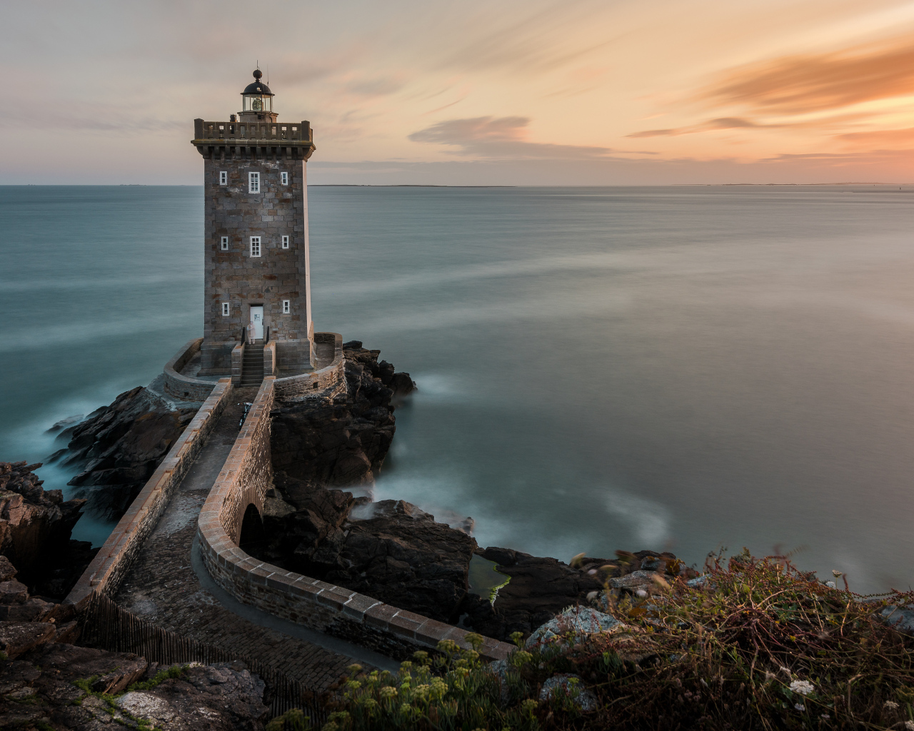 Старинный маяк на берегу моря, Франция