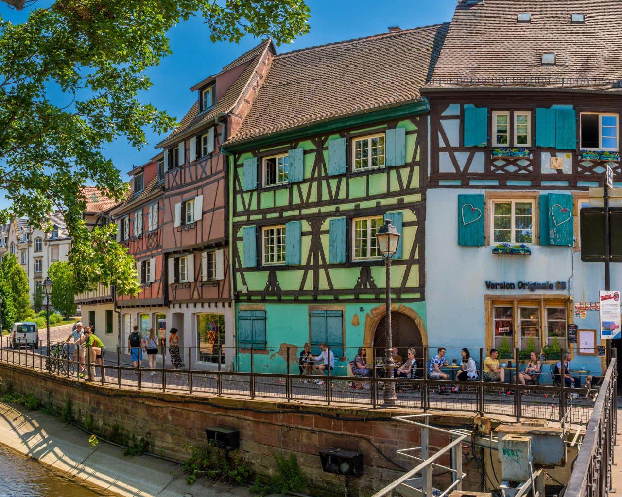 Красивые разноцветные дома у водного канала, Франция