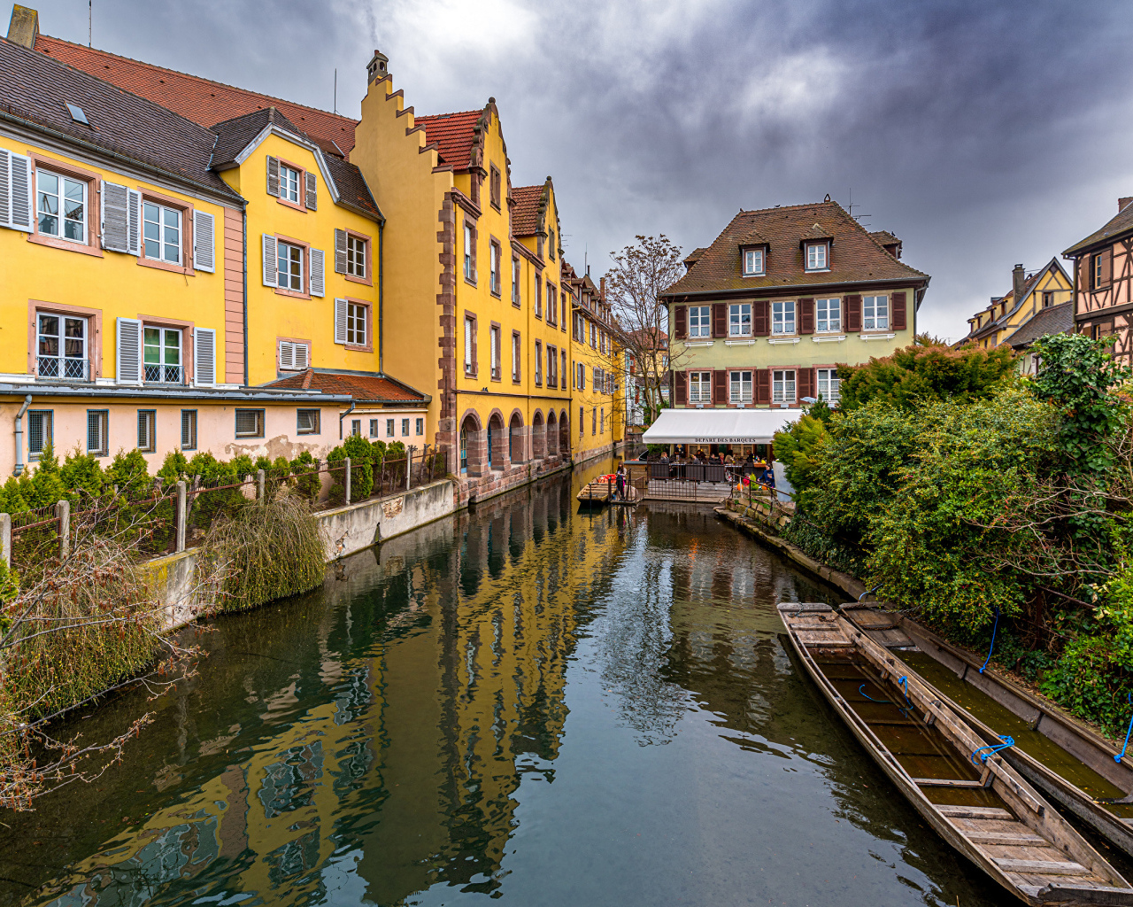 Лодки стоят в воде канала у домов, Франция