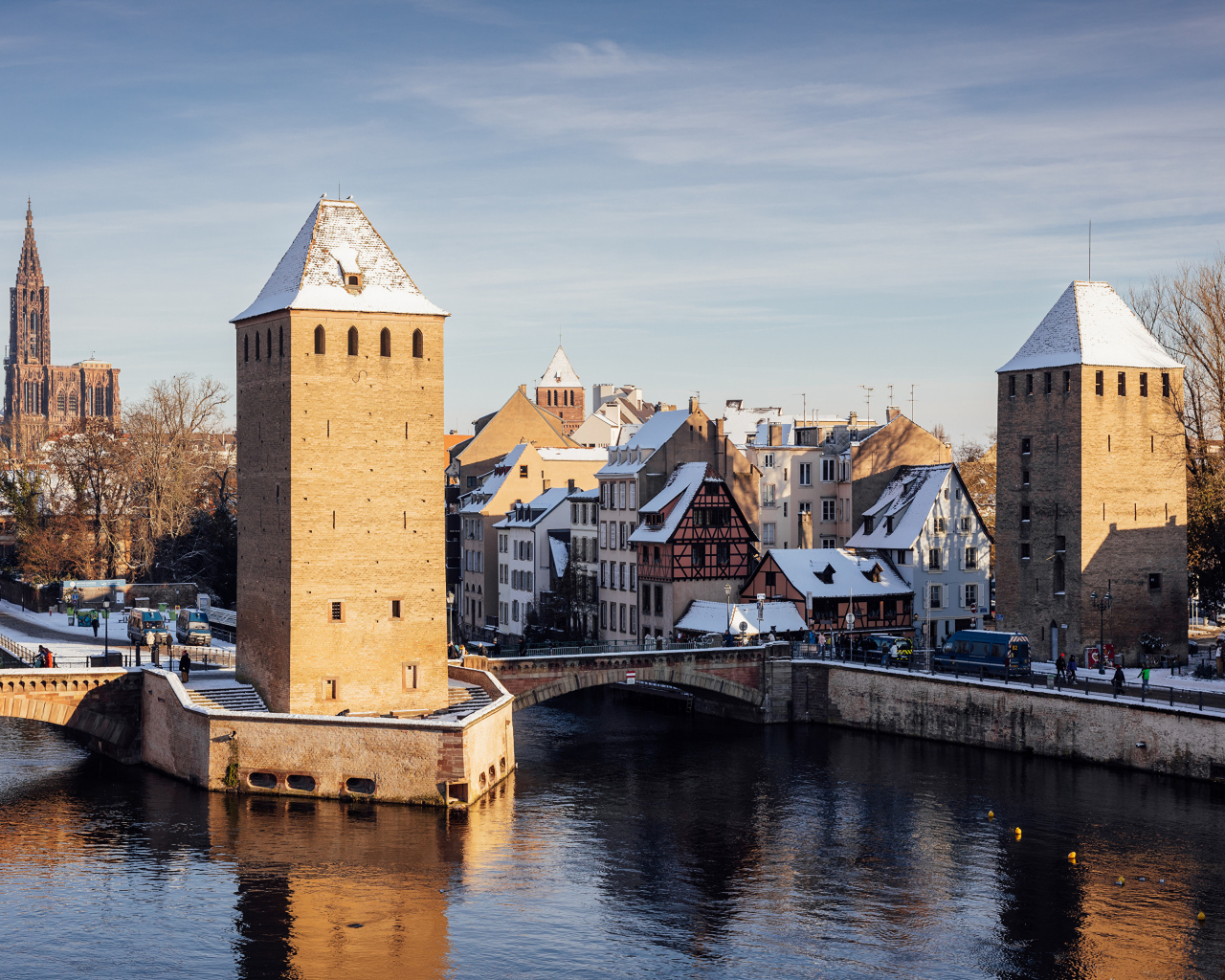 Река и дома в городе Страсбург, Франция