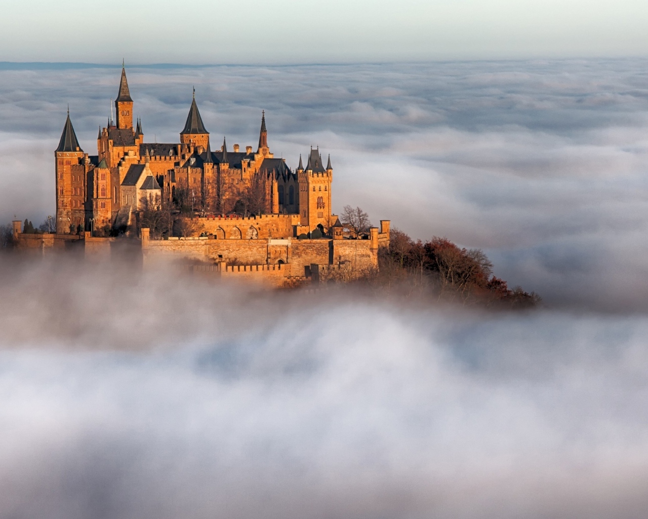 Замок Гогенцоллерн в тумане, Германия