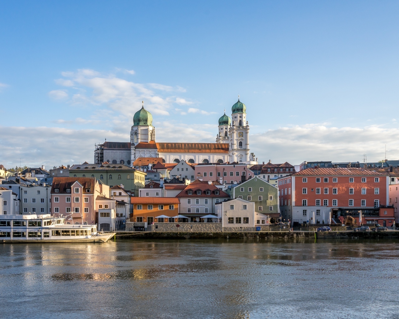 Дома на берегу реки Дунай, Германия