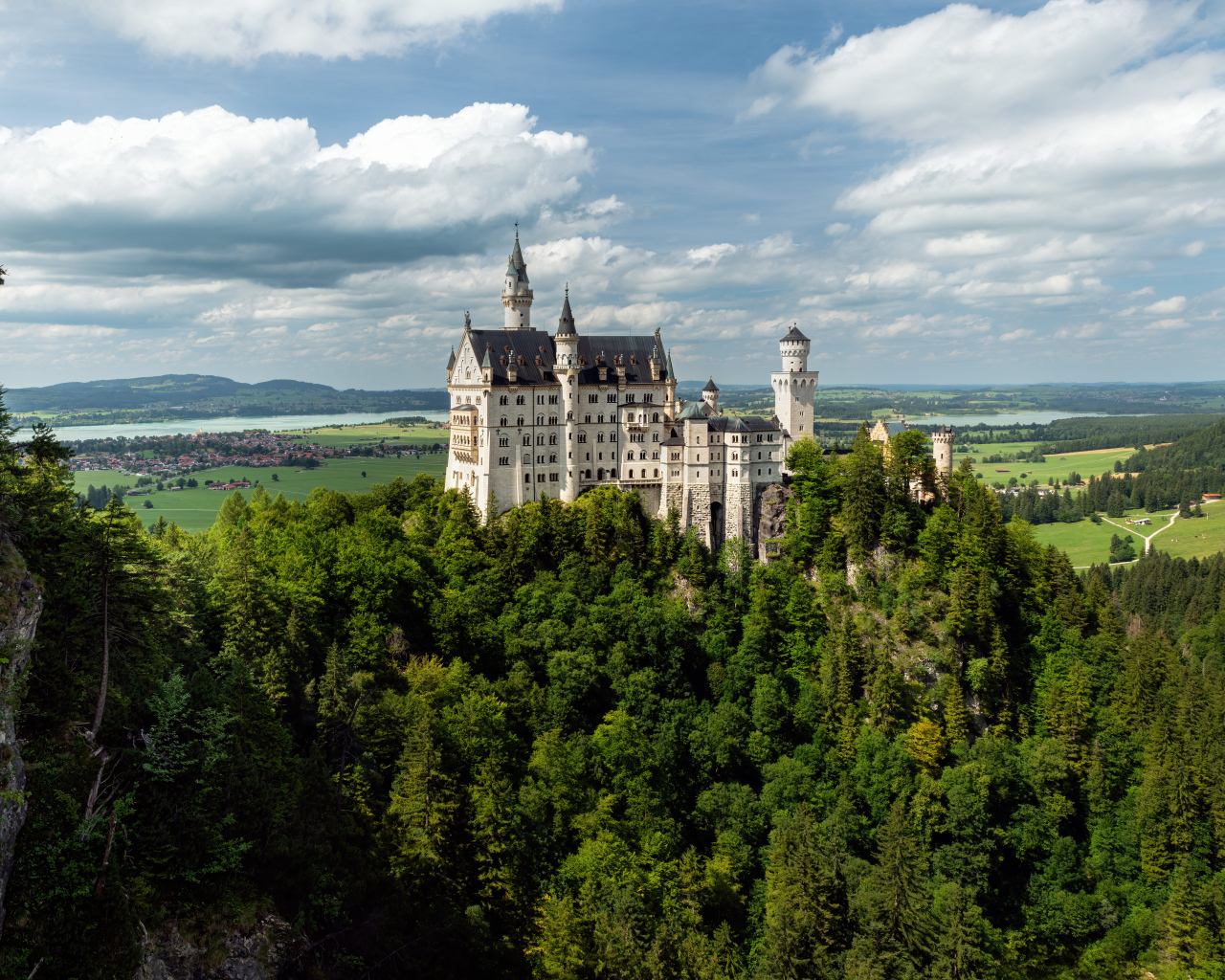 Замок Нойшванштайн в густых зарослях деревьев, Германия