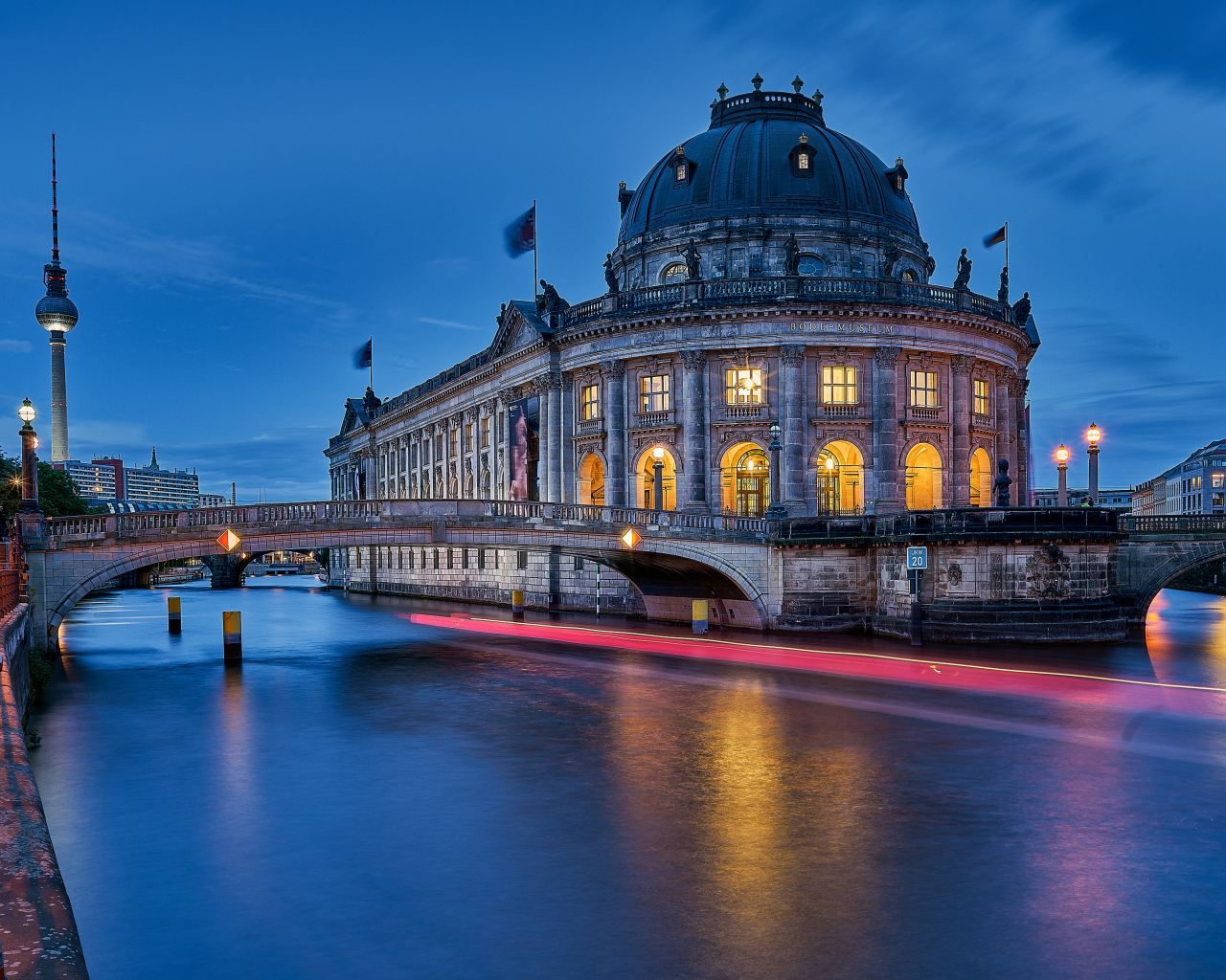 Старинный Музей Боде у воды, Берлин. Германия