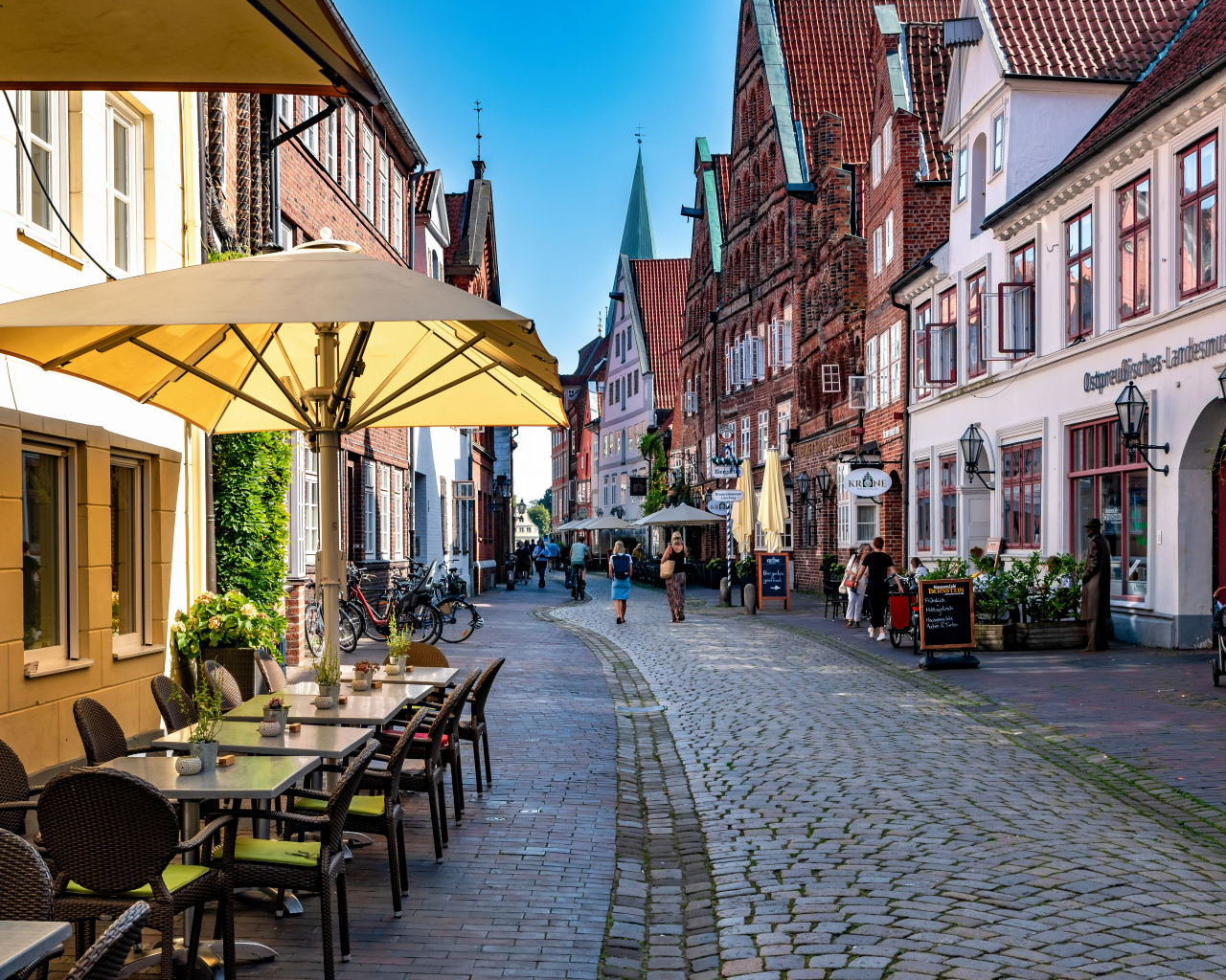 Старая улица с красивыми домами, Германия