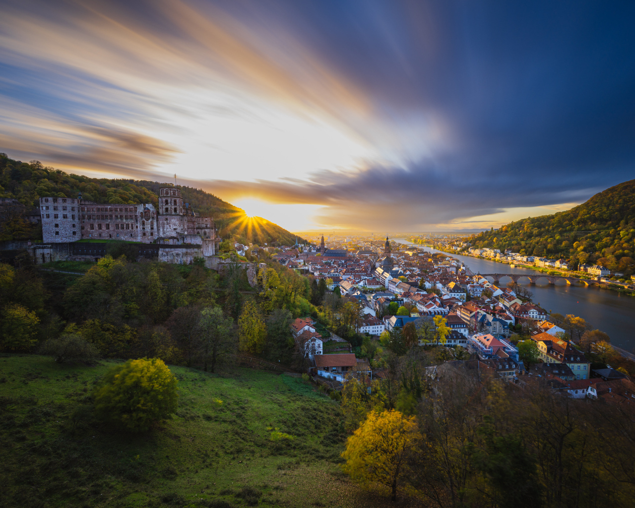 Вид сверху на город у реки на рассвете, Германия