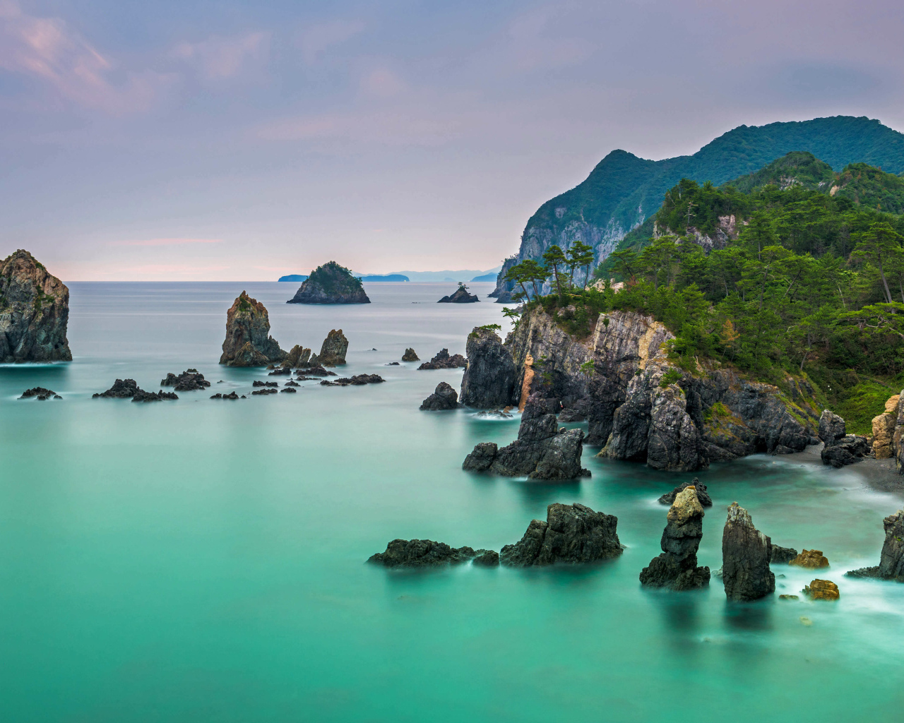 Покрытые зеленью утесы у моря, Исландия