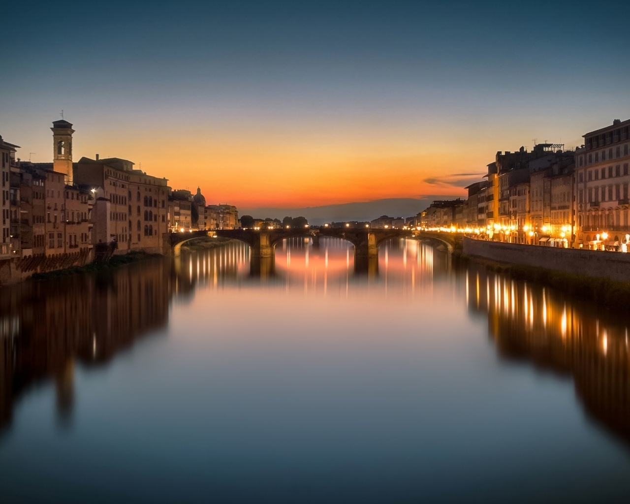 Красивый вид на дома и реку вечером, Италия