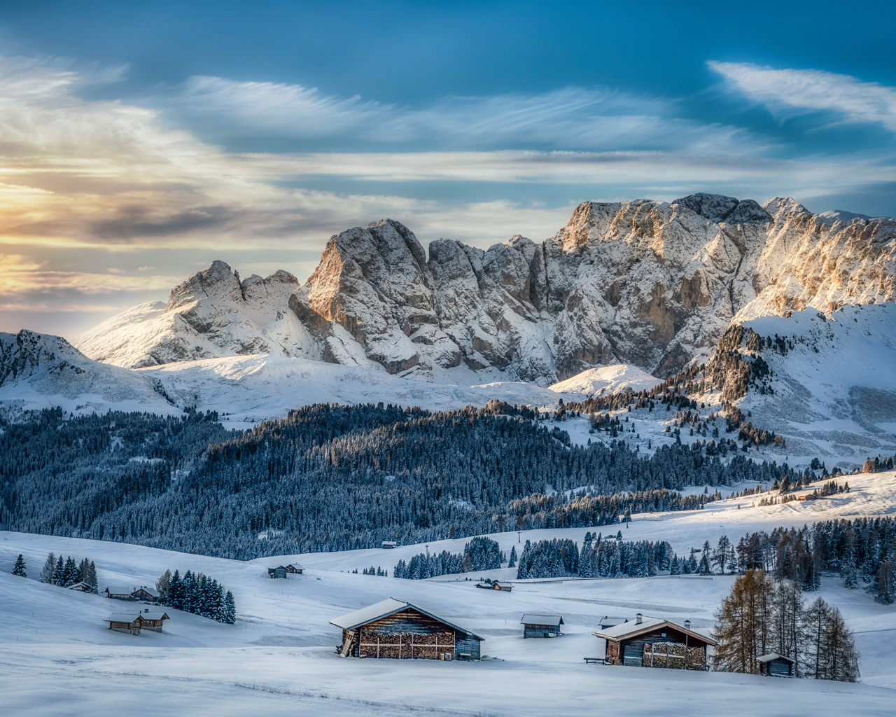 Доломитовые альпы покрытые снегом, Италия