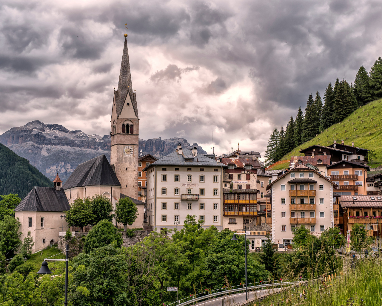 Дома и старая церковь в горах, Италия