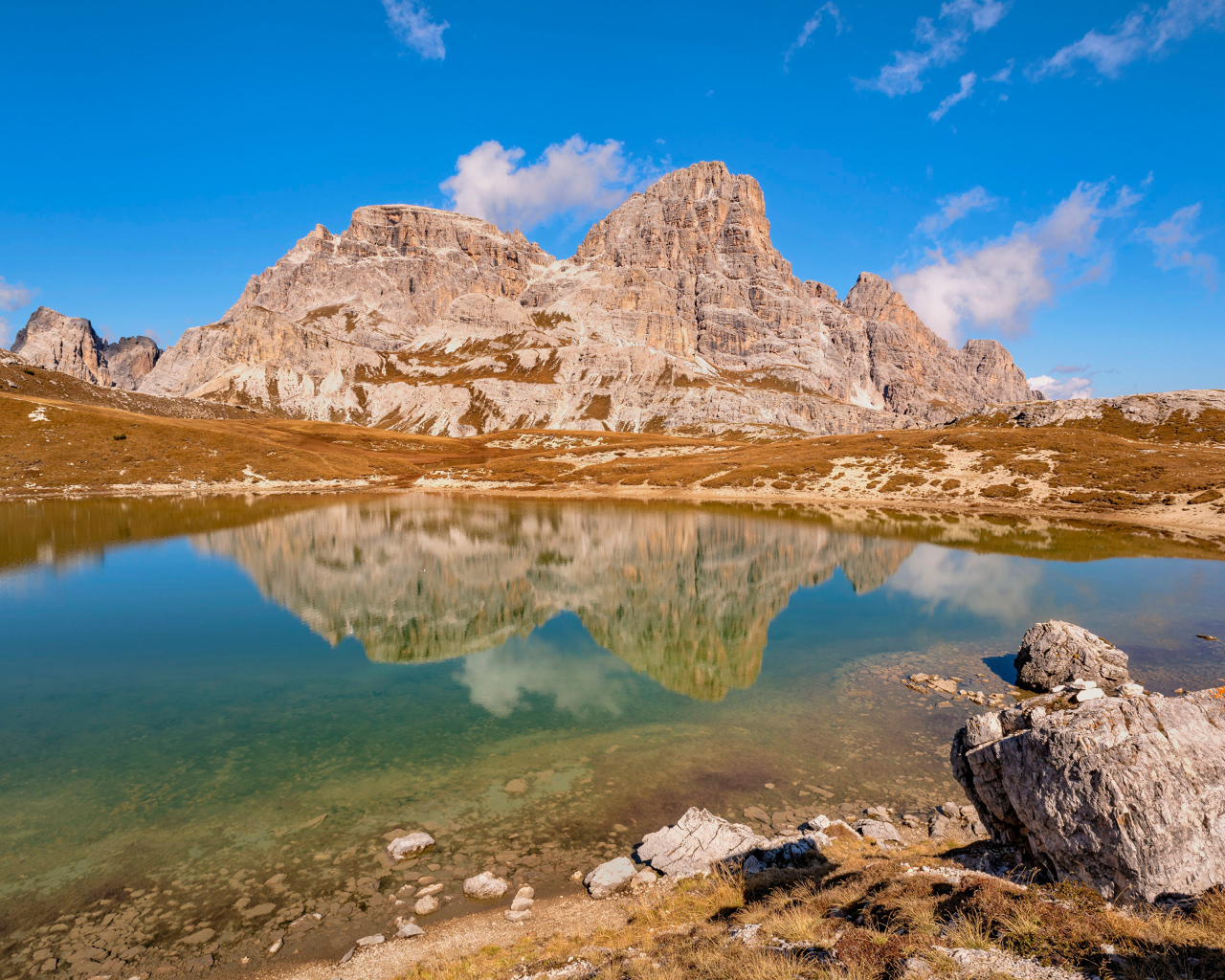 Скала отражается в воде, Италия