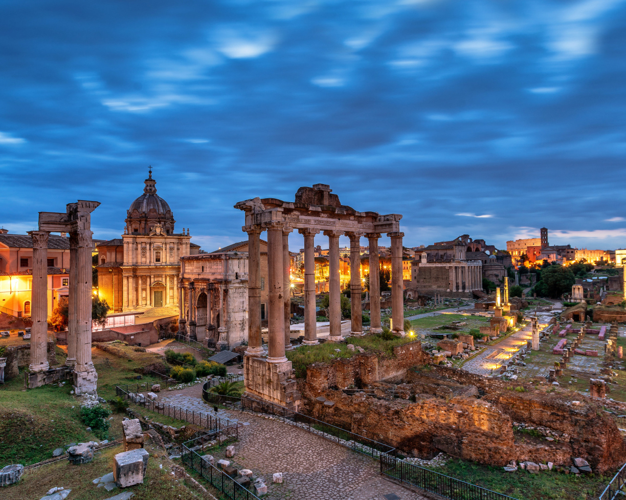 Руины старого Рима в сумерках, Италия