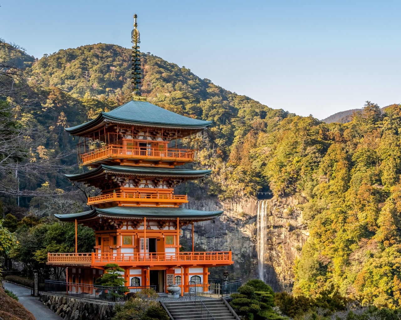 Красивое здание в горах, Япония
