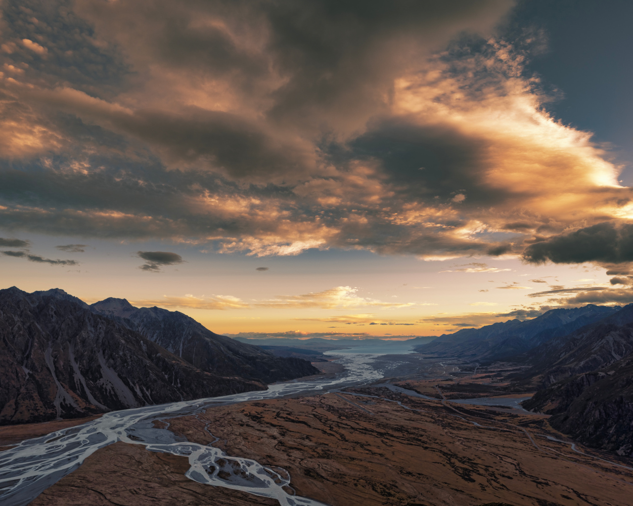 Побережье под грозовым небом  в горах, Новая Зеландия