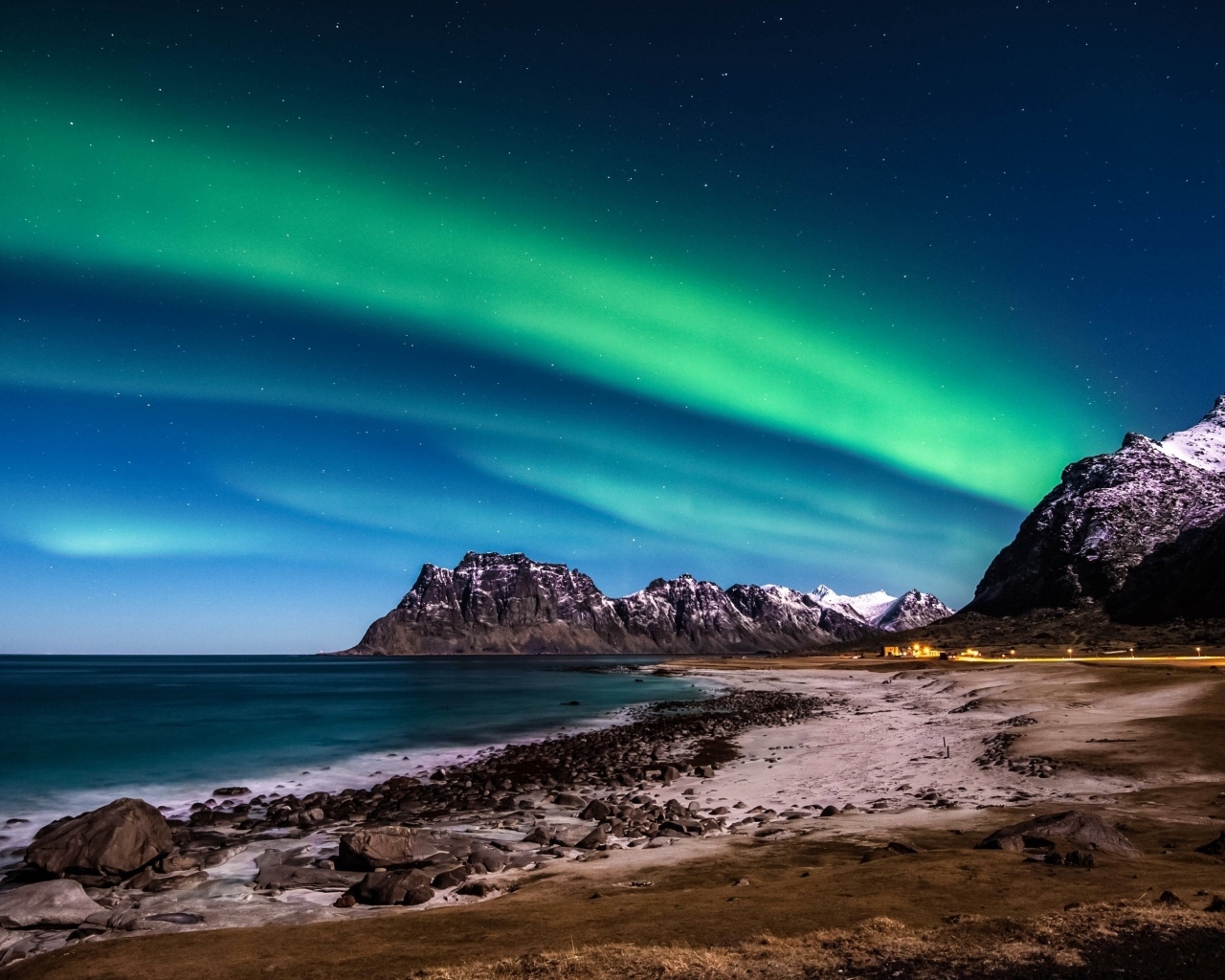 Красивое полярное сияние над Лофотенскими островами, Норвегия