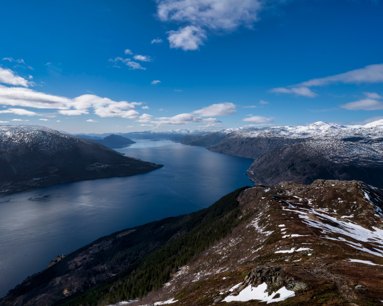 Красивый вид на фьорд и горы, Норвегия