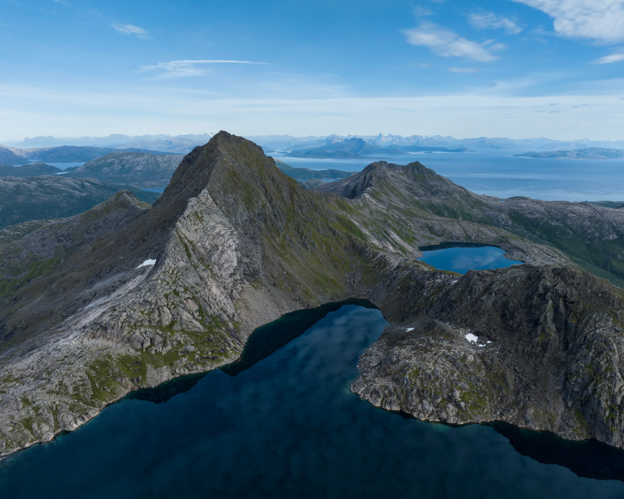 Высокие горы с голубым озером, Норвегия