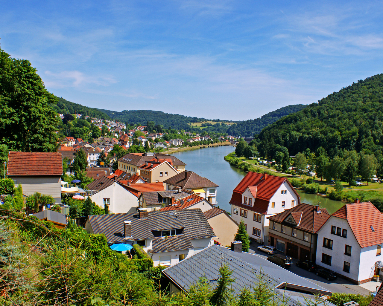 Дома у реки в городе Неккарштайнах, Германия