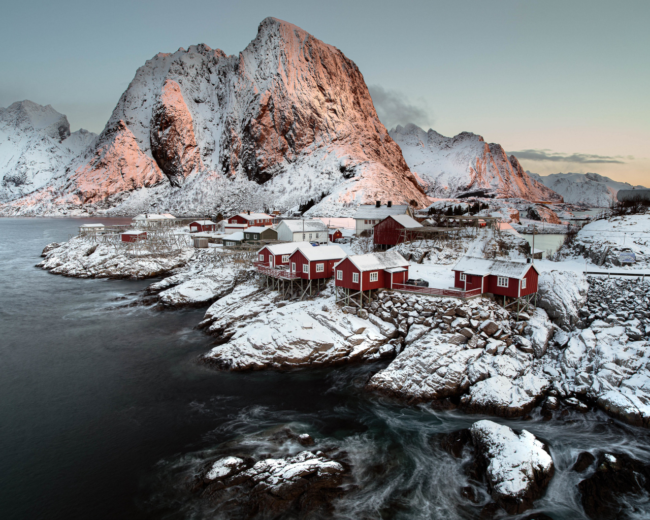 Покрытые снегом дома и гора у воды, Норвегия Лофотенские острова