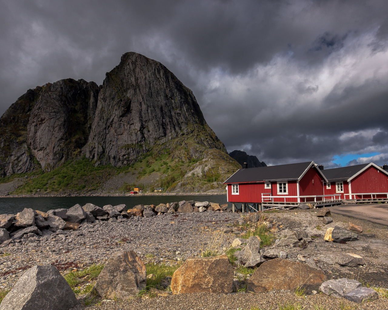 Грозовые тучи над горами в Норвегии