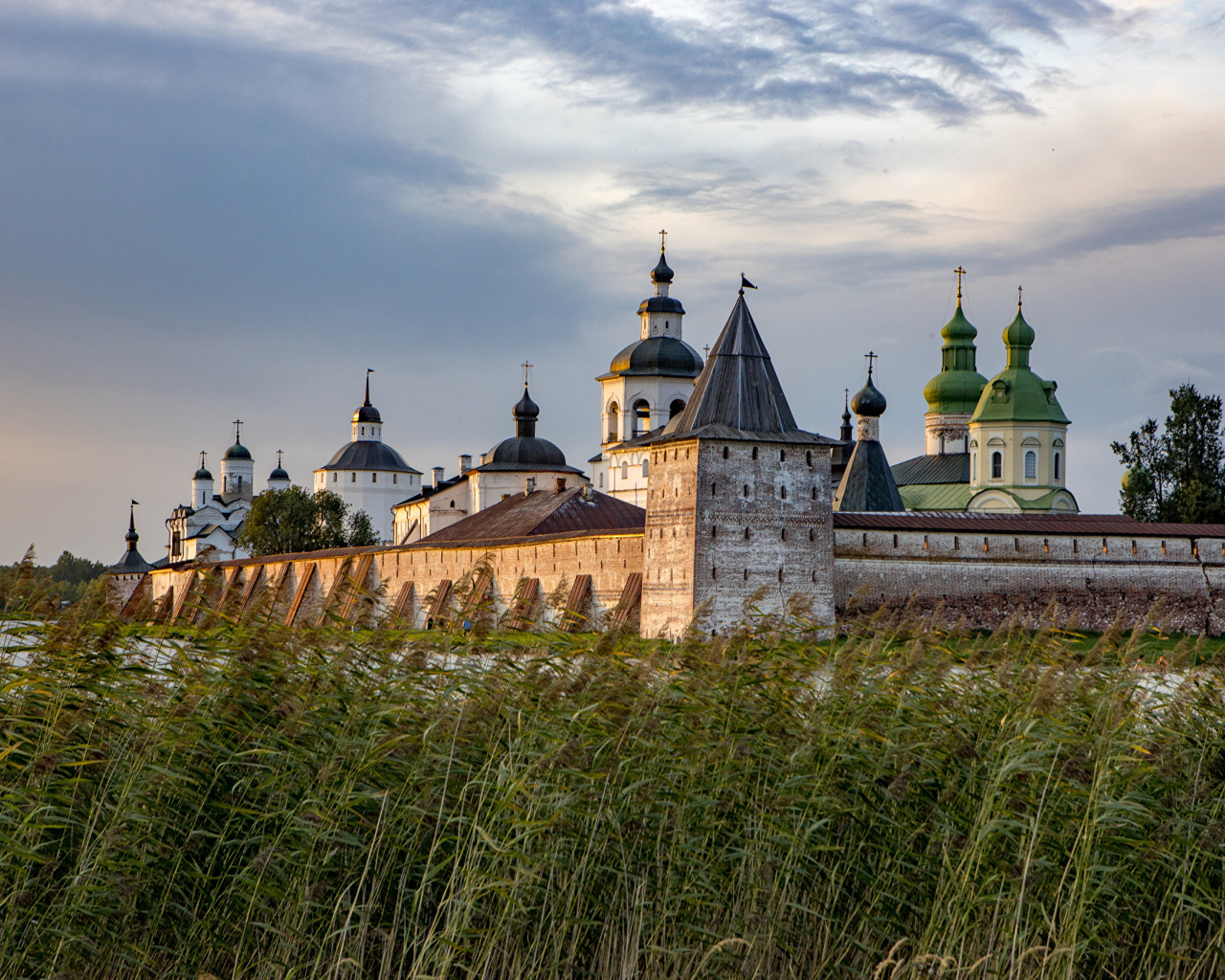 Кирилло-Белозерский монастырь  у реки, Россия