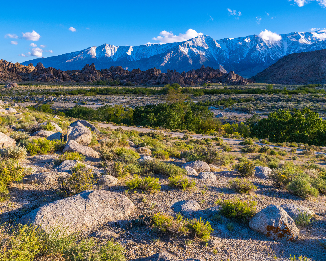 Вид на горы под голубым небом, Калифорния США