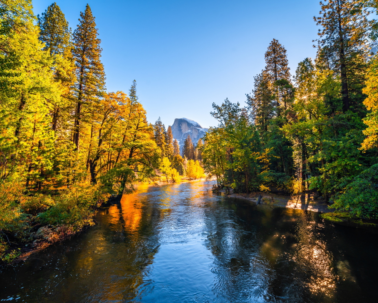 Река в осеннем парке, США