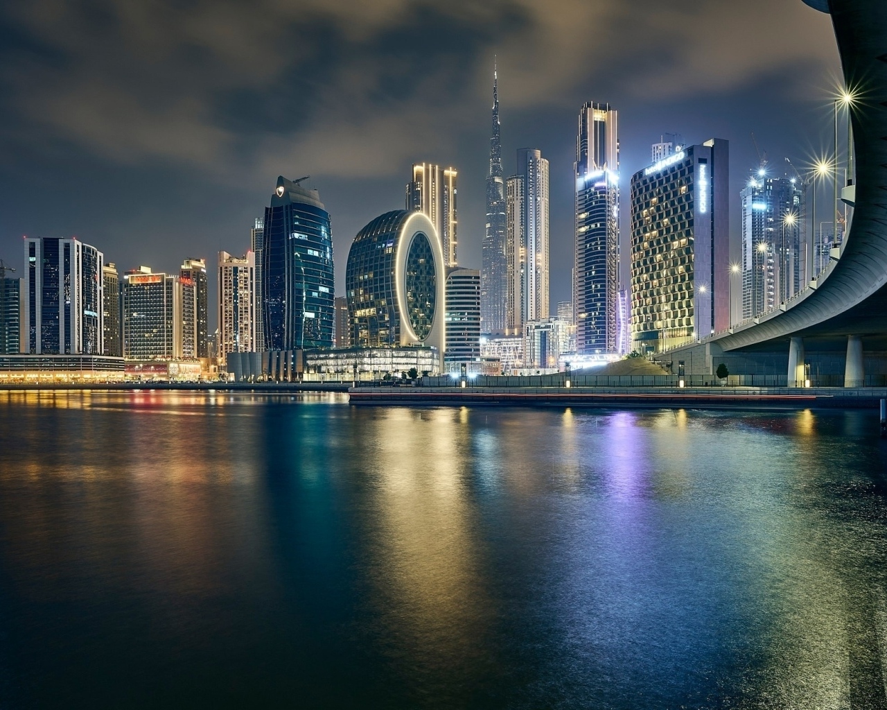 Ночные небоскребы отражаются в воде, Дубай. ОАЭ
