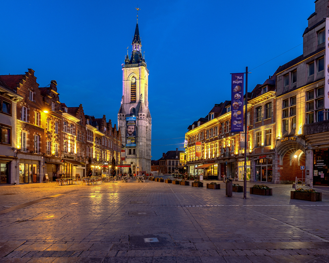 Старинные дома и башня ночью, город Турне. Бельгия