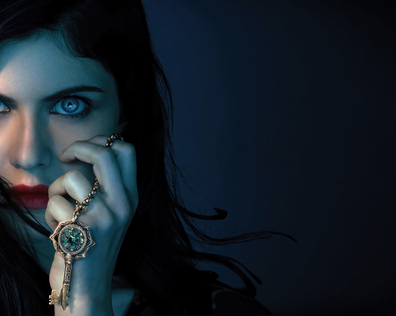 Красивые голубые глаза у актрисы Александры Даддарио