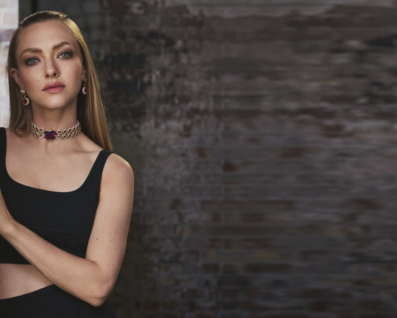 Актриса Аманда Сайфред на фоне кирпичной стены