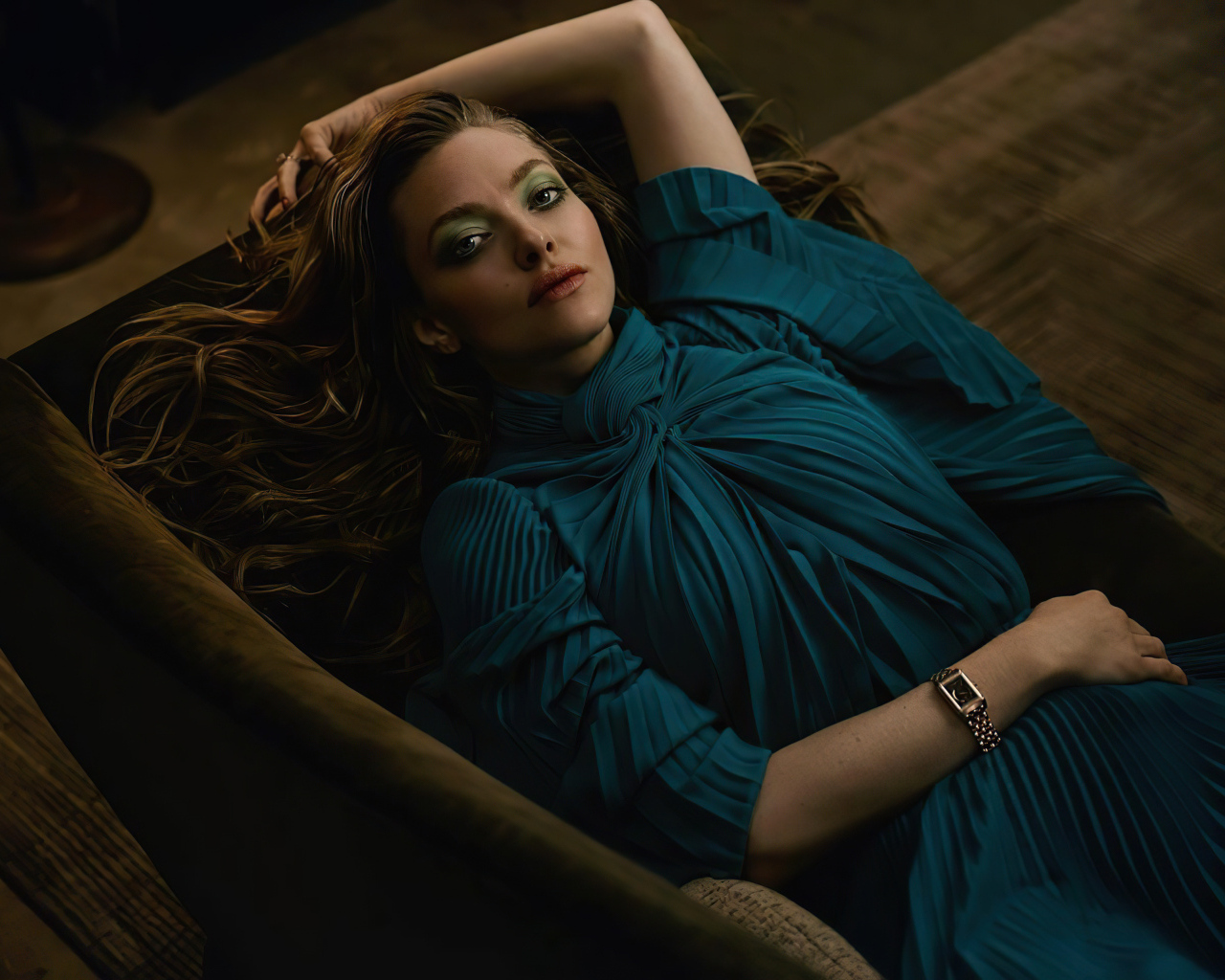 Актриса Аманда Сайфред в платье лежит на диване