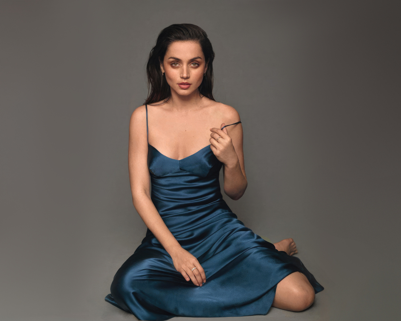 Актриса Ана де Армас в платье на сером фоне