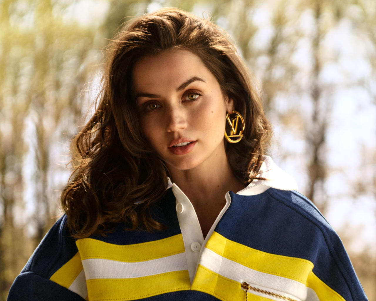 Актриса Ана де Армас с красивыми сережками