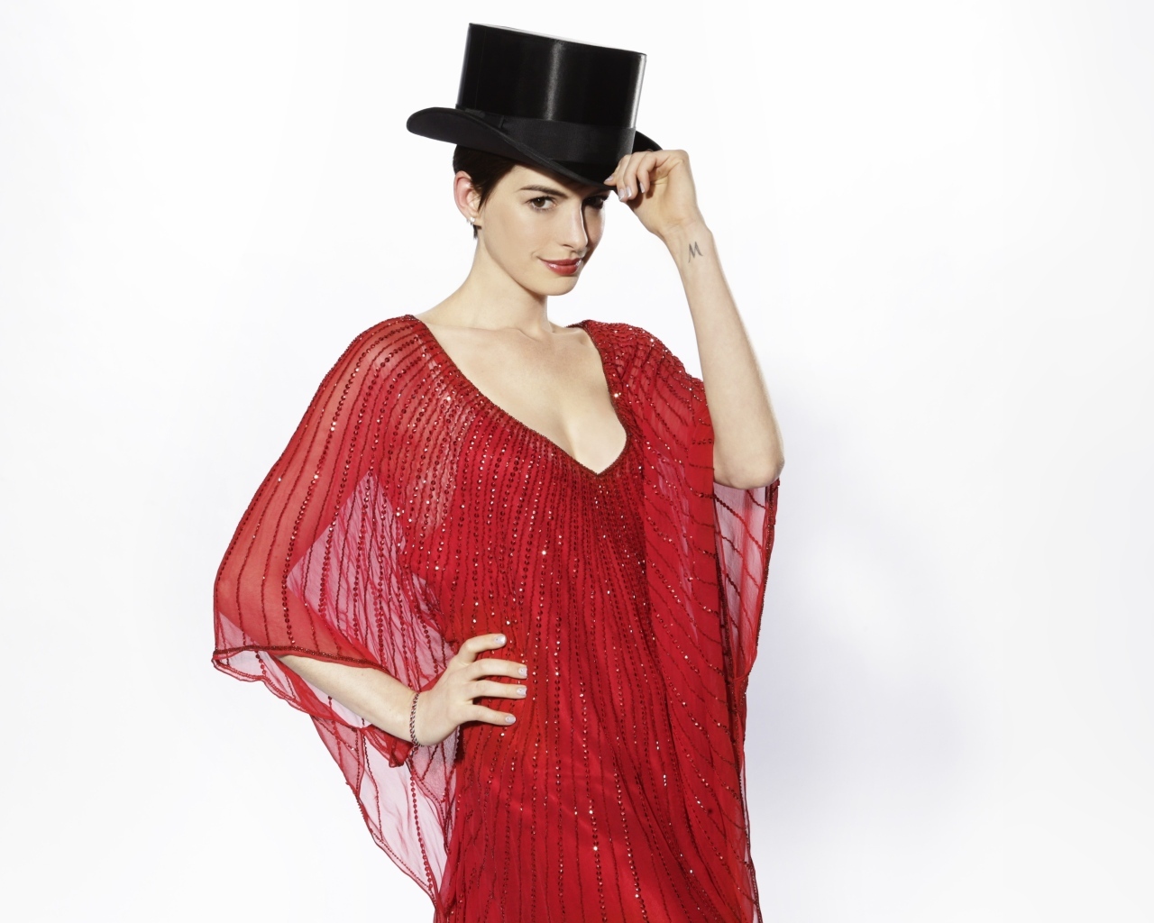 Актриса Энн Хэтэуэй в красном платье на белом фоне