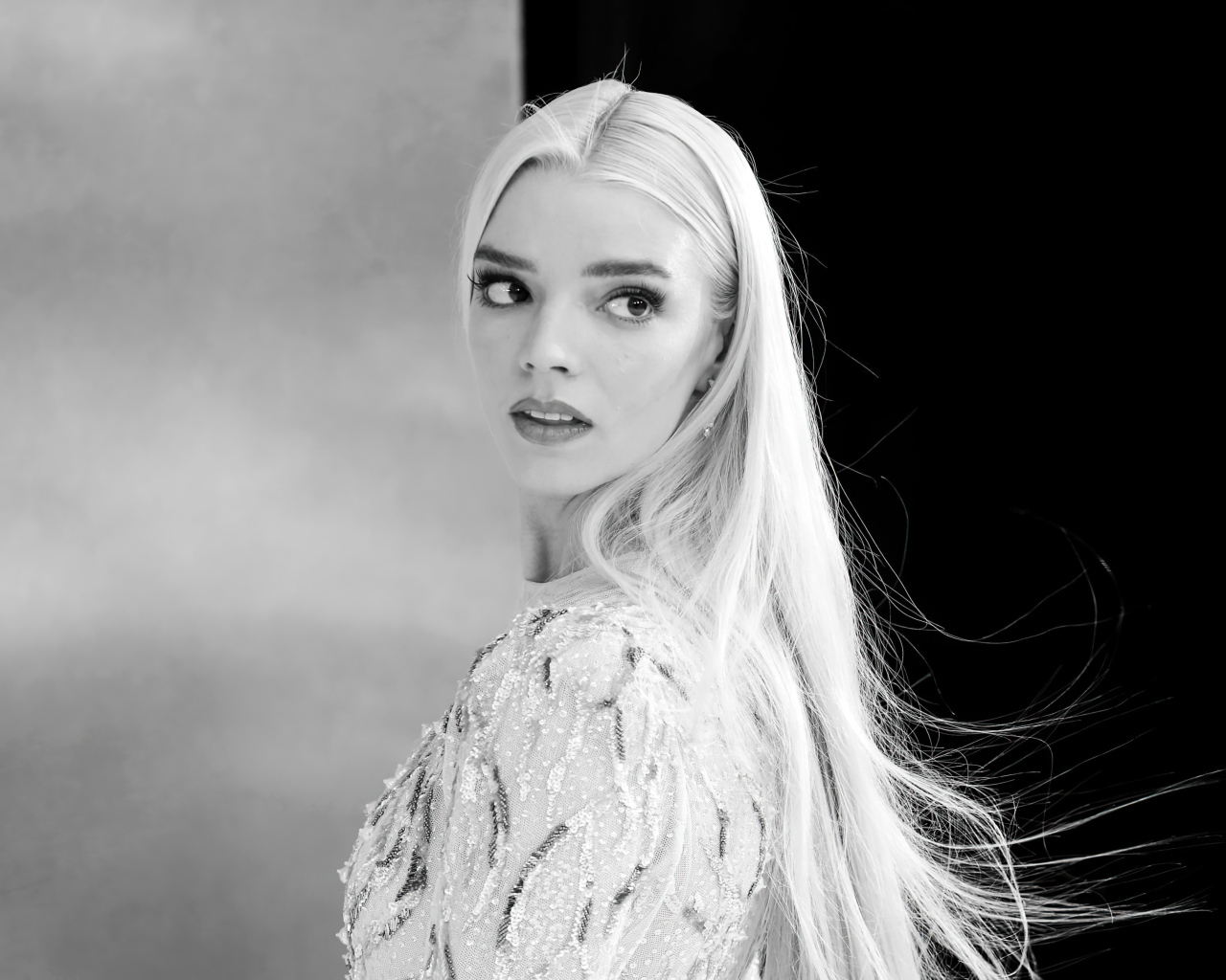 Актриса Аня Тейлор-Джой черно-белое фото