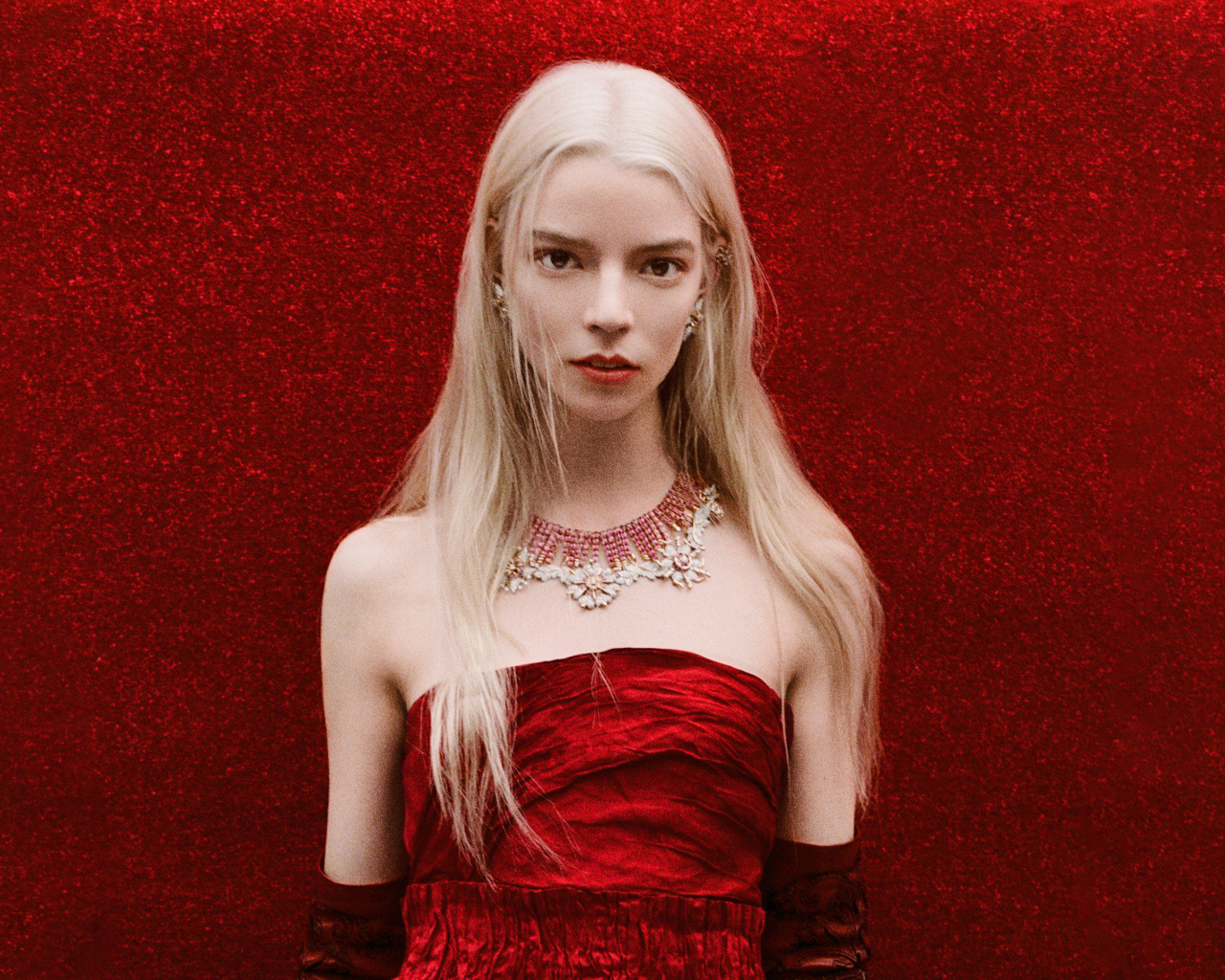 Актриса Аня Тейлор-Джой на красном фоне