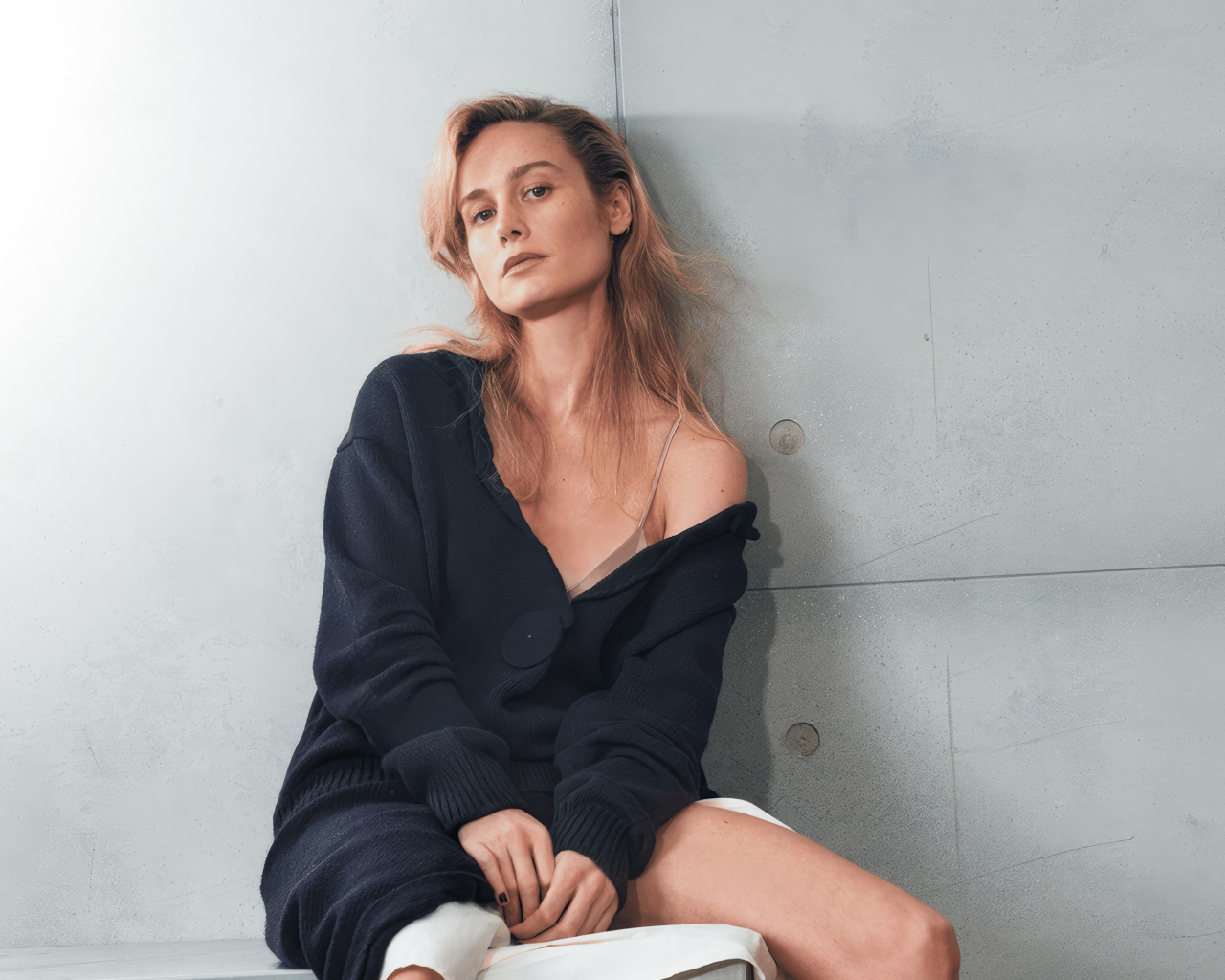 Актриса Бри Ларсон на фоне серой стены