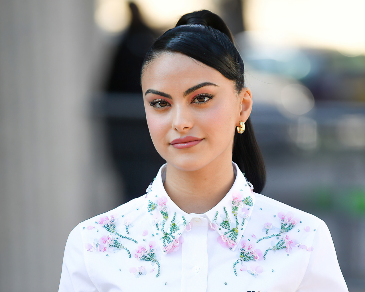 Актриса Камила Мендес в рубашке