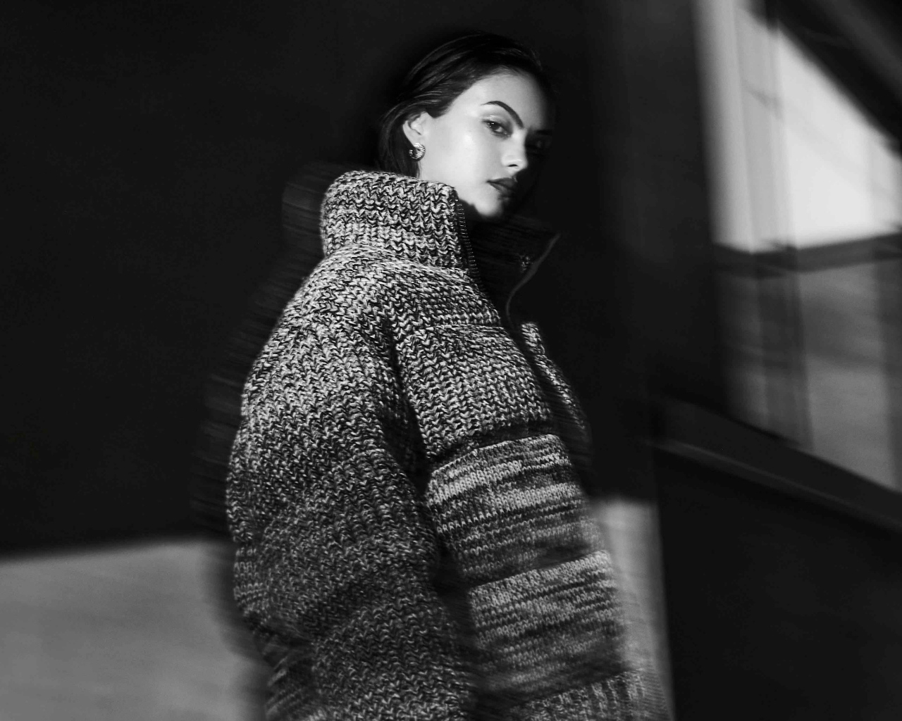 Актриса Камила Мендес в теплом свитере
