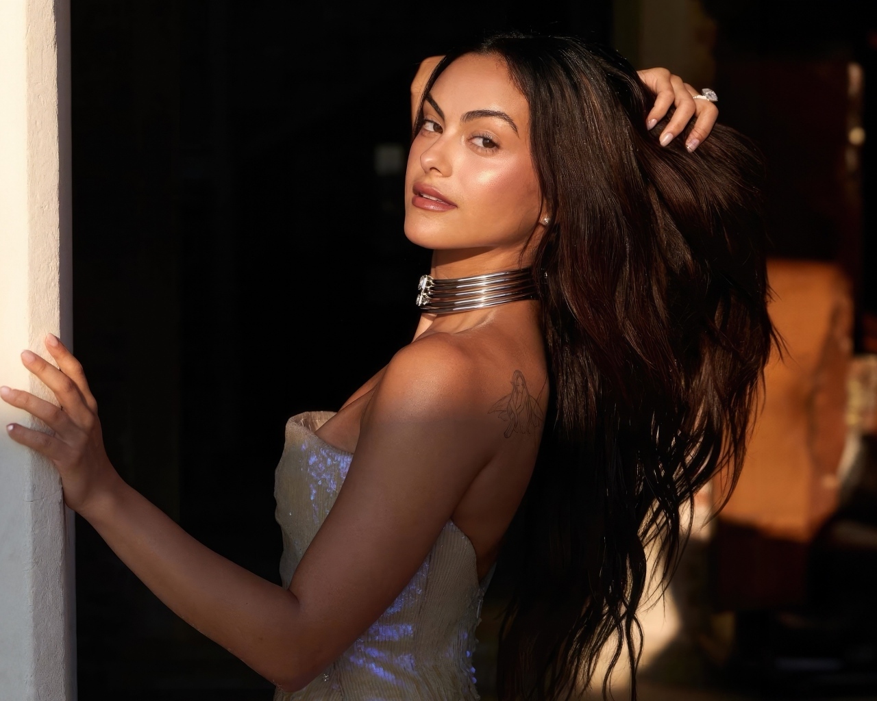 Актриса Камила Мендес в лучах солнца