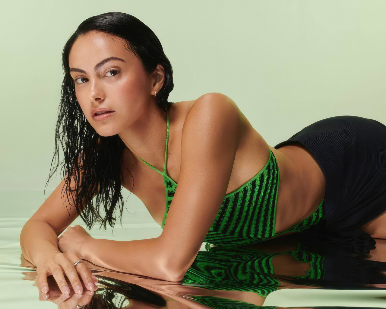 Актриса Камила Мендес лежит на полу