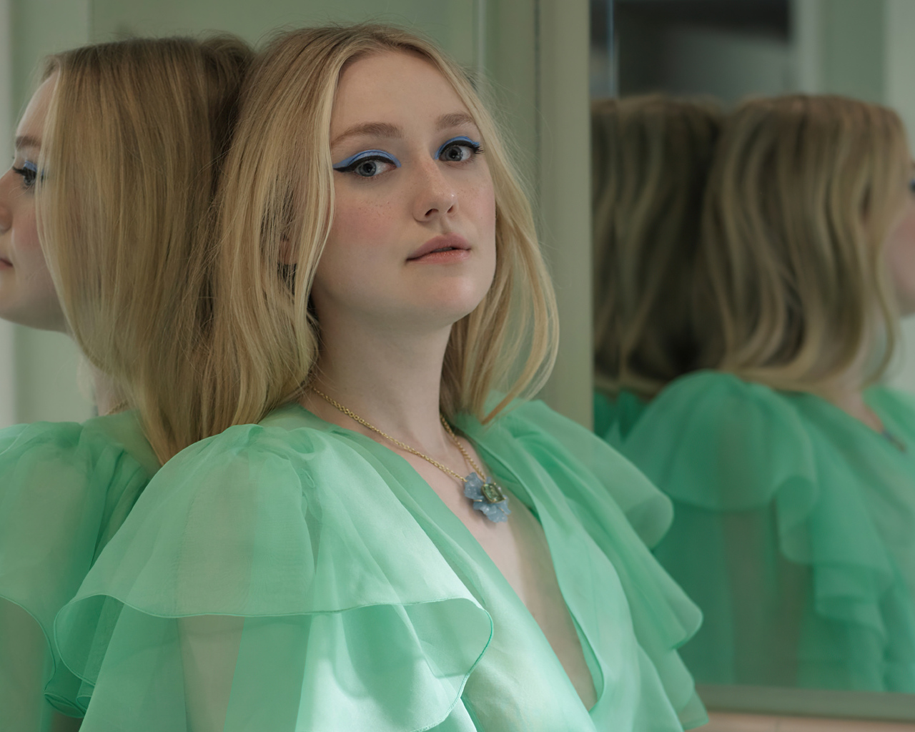 Актриса Дакота Фэннинг в зеленом платье