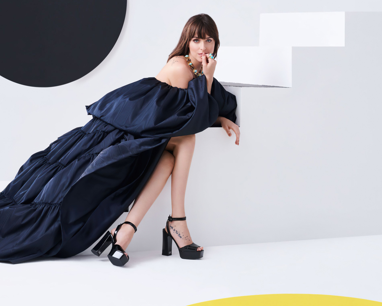 Актриса Дакота Джонсон в красивом черном платье