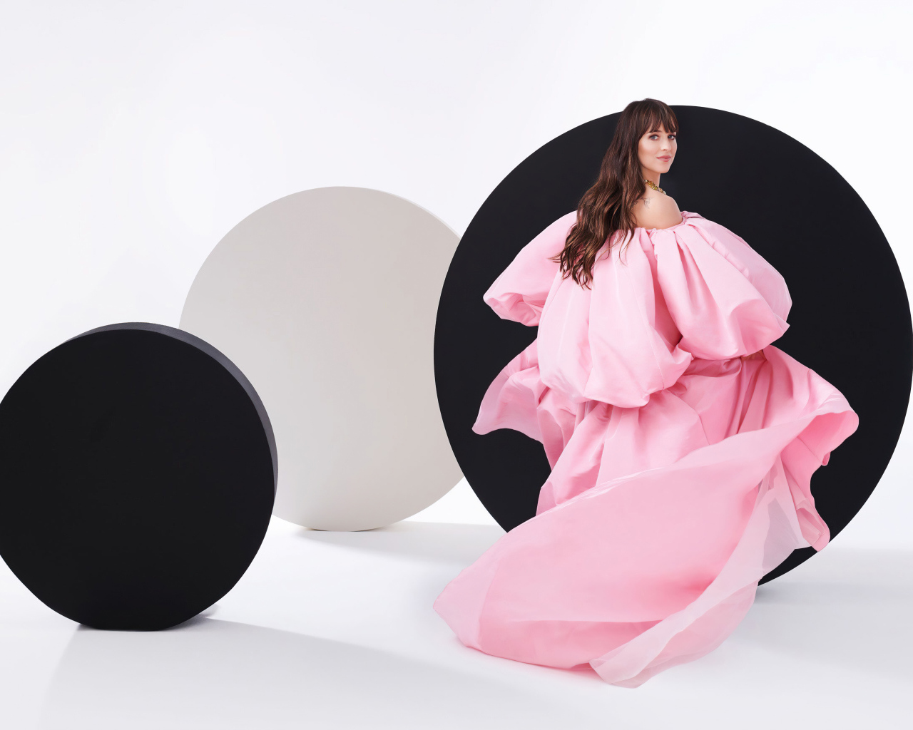 Актриса Дакота Джонсон в красивом розовом платье