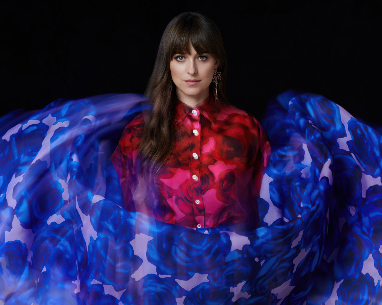 Актриса Дакота Джонсон на черном фоне