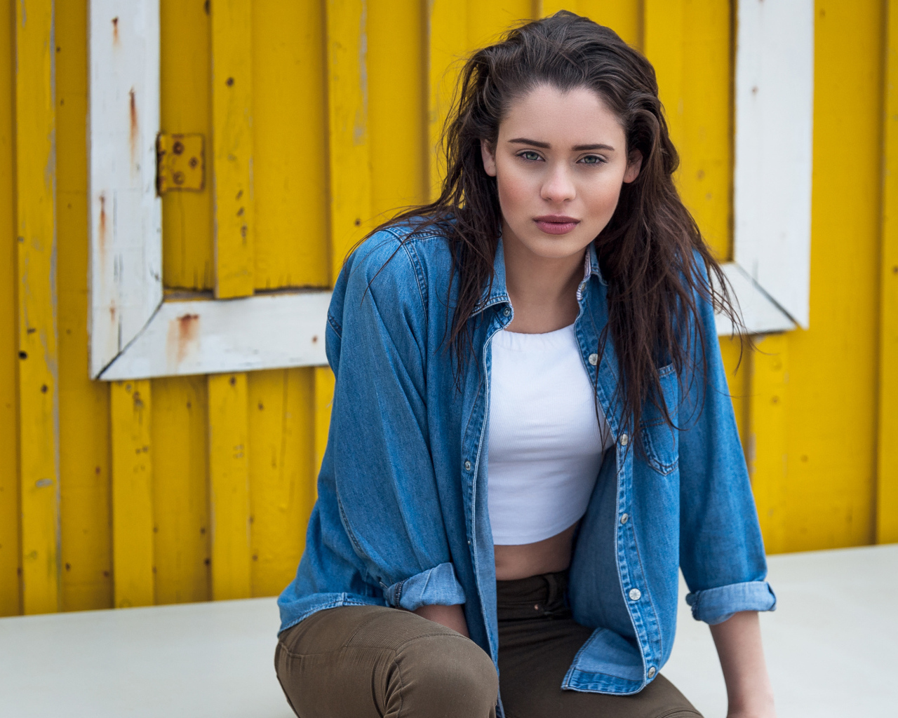 Актриса Даниэла Мелшиор в джинсовой куртке