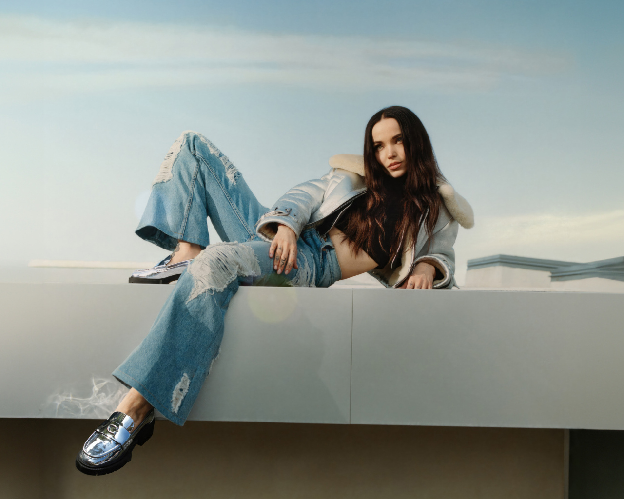 Актриса Дав Кэмерон в рваных джинсах