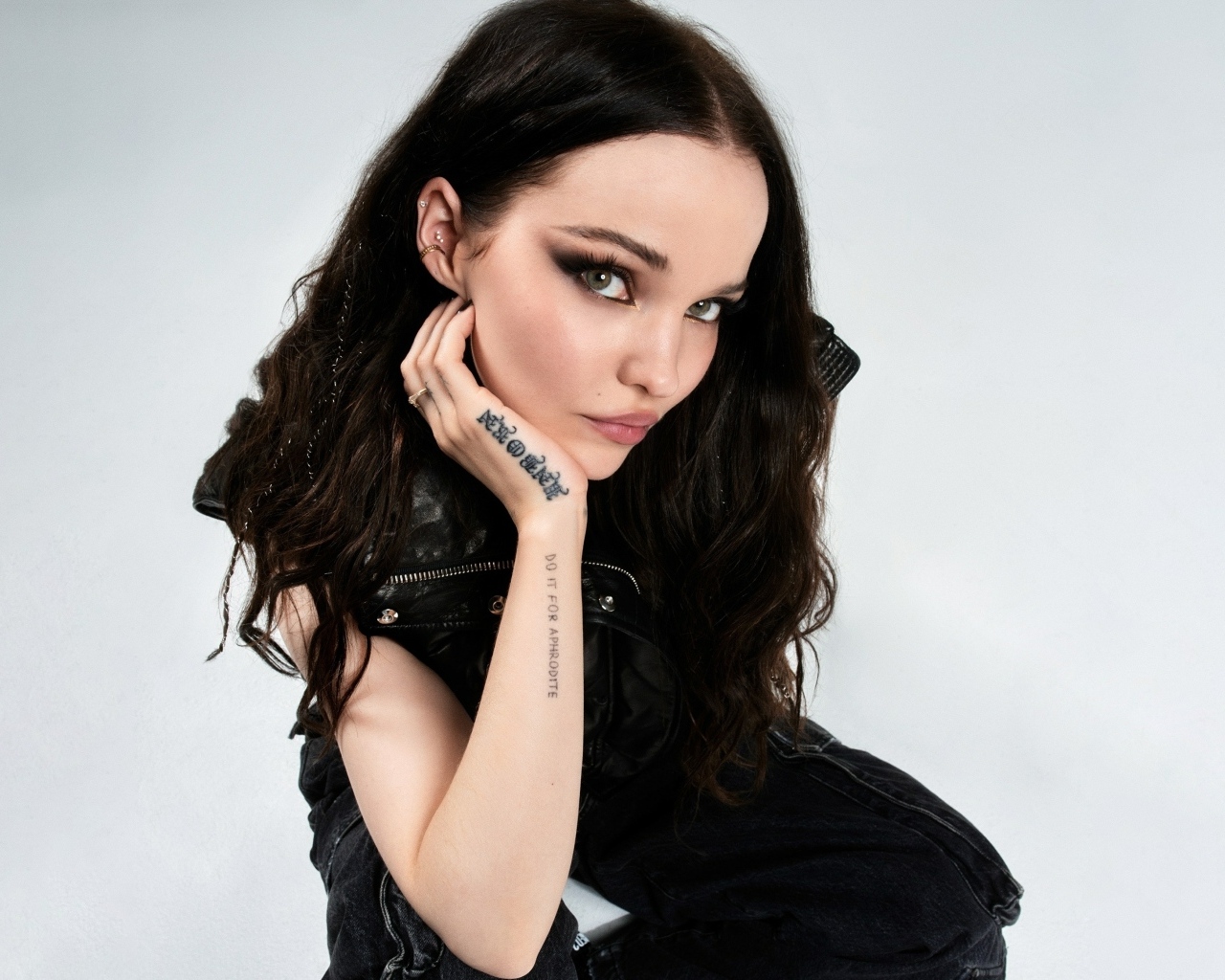 Актриса Дав Кэмерон с темными волосами