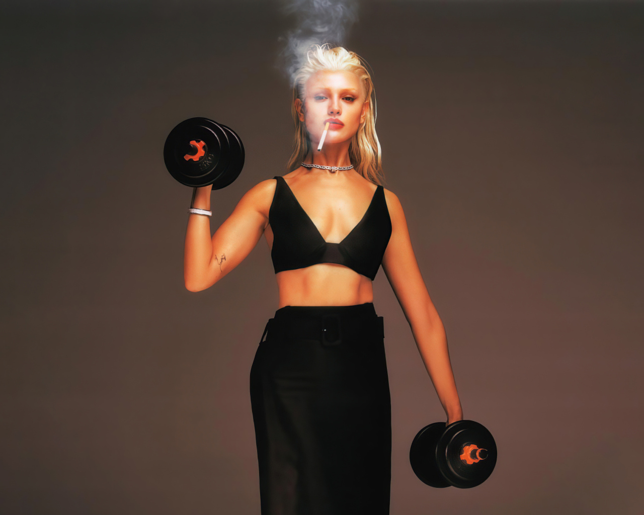 Актриса Эйса Гонсалес с гантелями в руках